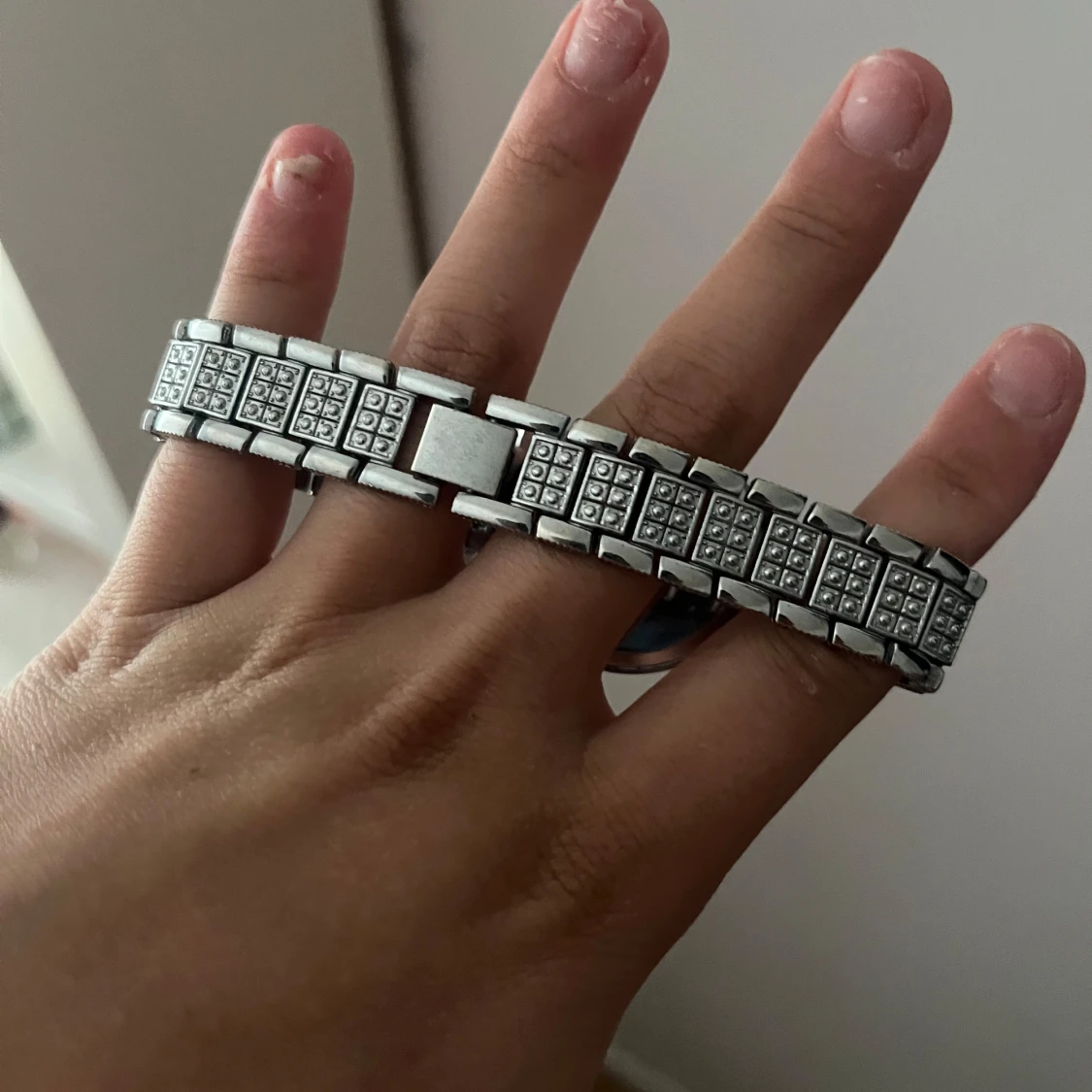 Glittrig silverfärgad klocka - 1