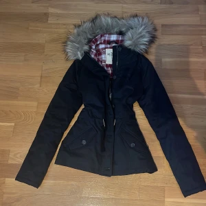 2000s hollister jacka - En perfekt jacka till hösten. Storlek s. Inga defekter alls/ som ny. Säljer för så billigt eftersom jag behöver pengar akut. 