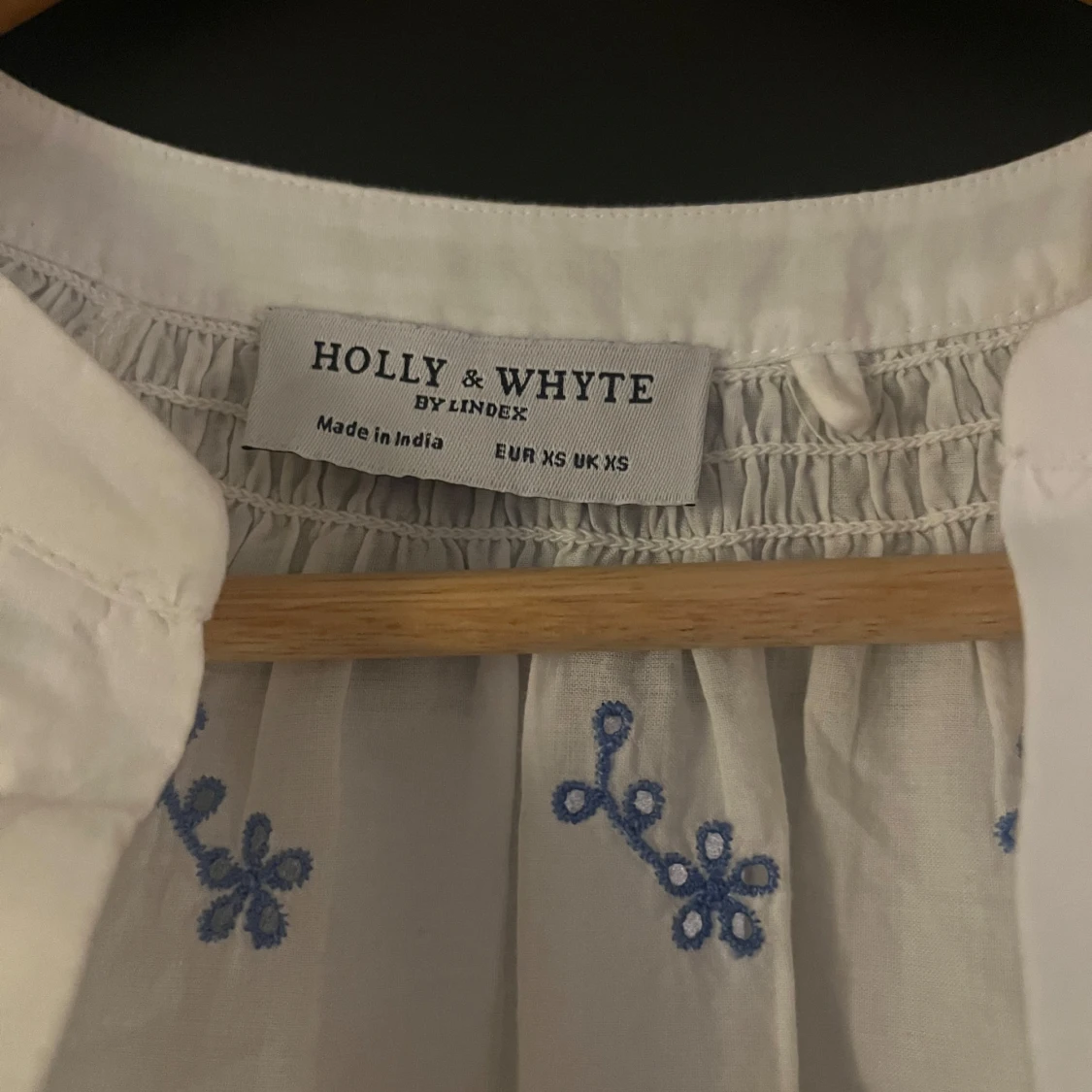 Vit blus med blå broderi Holly & Whyte - 1