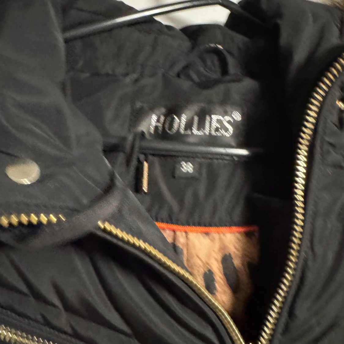 Svart pufferjacka från Hollies med fuskpäls - 1