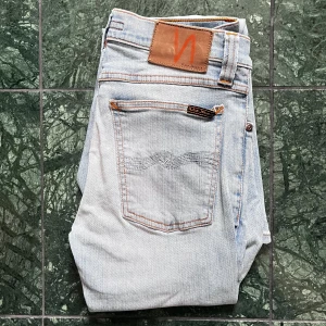 Nudie jeans  - Storlek W27 L 32. Säljs för biligt. Kom med frågor. Mått A: 35, B: 100 cm