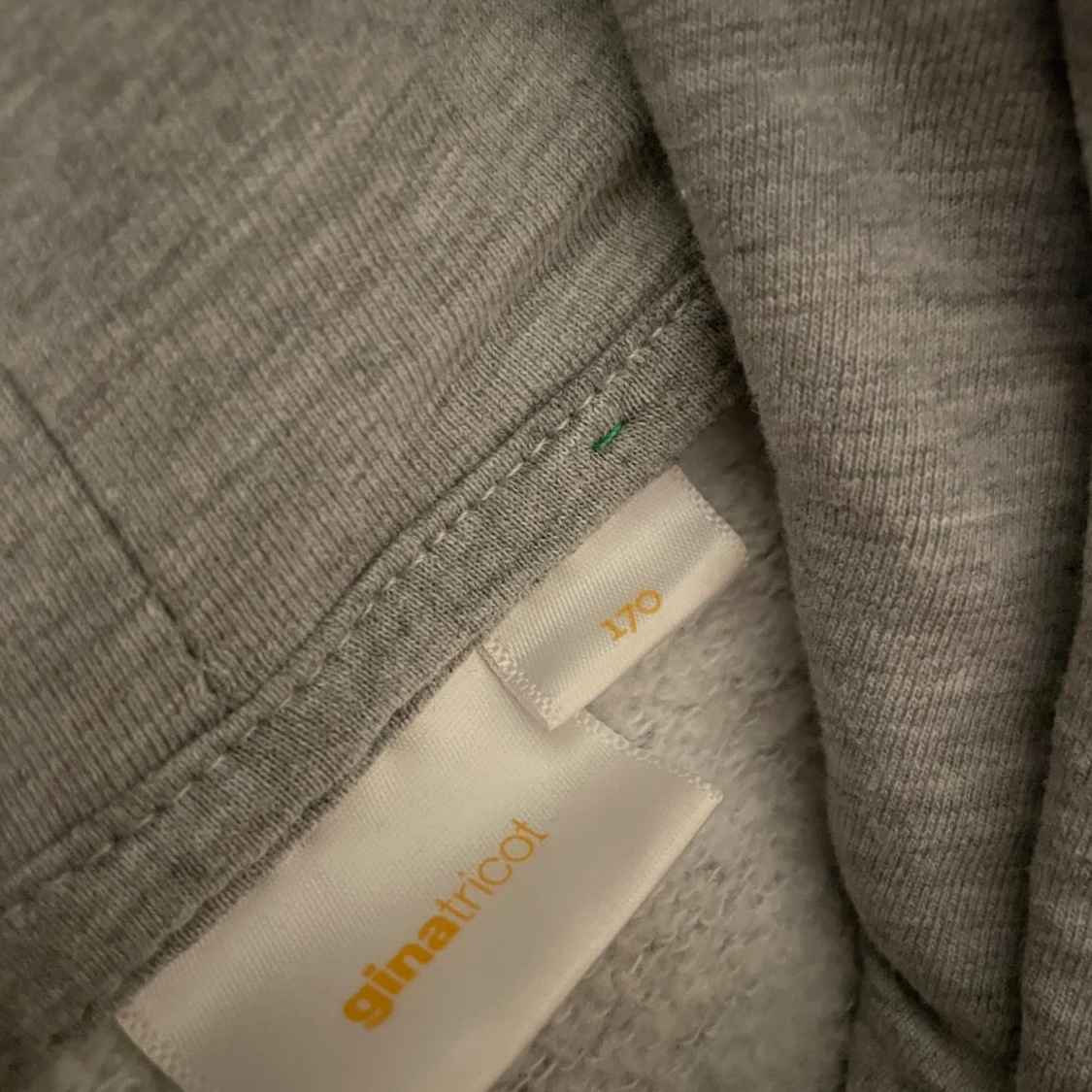 Grå hoodie från Gina Tricot med tryck - 2