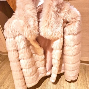 Ljusrosa pälsjacka från NLY Trend - Supermjuk och fluffig ljusrosa pälsjacka från NLY Trend i storlek 36. Jackan har bred krage, långa ärmar och ett lyxigt, voluminöst utseende med horisontella paneler. Perfekt för dig som vill sticka ut och hålla dig varm under kalla dagar. Sorry bilder i mörker ger fel sken o färg. Den är ljusrosa . Älskar den, men för liten . Använt typ 2 ggr , sen hängt o slängt dör att kilona ökat.. 