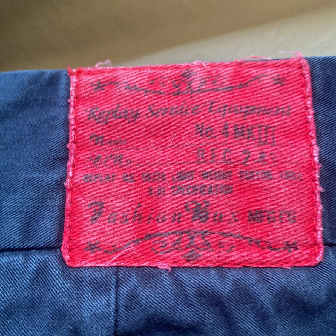 Mörkblå chinos från Replay - 2