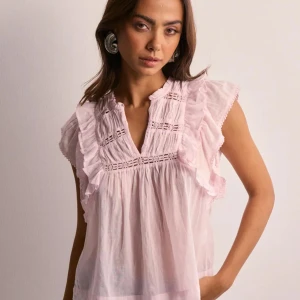 Neo Noir blus - Säljer min jätte fina blus från neo noir för den tyvärr inte passa, den är i helt ny skick och har ochså lappen kvar🩷