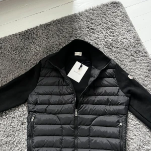 Moncler cardigan  - Säljer min Moncler cardigan för den är för liten, den passar dig bäst om du är runt 180, den är äkta! Allt förutom kvitto hänger med! Vid frågor är det bara att skriva! 
