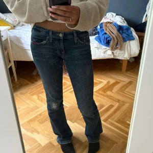 Low waist bootcut jeans från American Eagle - Midjemått tvärsöver: 38cm💗 använda max 3 gånger💗 