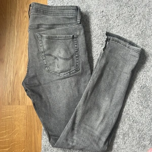 Custom Jack & Jones Slim/Glenn - Unika men väldigt snygga jeans! Ett litet hål vid skrevet som lätt kan fixas! Byxorna är klippta vid ena knät samt nere vid byxan för att skapa en liten ”flare”. Overall så är byxorna sjukt feta och bra skick! Hör av dig!