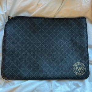 Svart datorväska By Malene Birger - Stilren svart datorväska från By Malene Birger, i färgen Charcoal. Säljer då jag inte fått så mycket användning av den. Endast en liten fläck på insidan av fodralet, går nog att få bort med lite medel, men det är ingenting som skadar datorfodralet alls. Inga andra defekter. Hör av er vid fler frågor, och kan även tänka mig att gå ner något i pris 