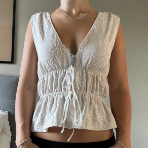 Beige topp med mönster  - Gullig topp med vitt mönster, aldrig använd så i nytt skick. Tryck inte på KÖP DIREKT utan skriv privat om du är intresserad! 💛