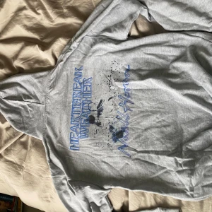 Intressekoll!Grå Heartbreak Weather hoodie Niall Horan - Kollar intresset för att eventuellt sälja! Grå hoodie från Niall Horan med blått tryck 'Heartbreak Weather' och artistens signatur på både bröstet och ryggen. Tröjan har huva med snörning och är tillverkad i en mjuk bomulls- och polyestermix. 