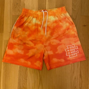 Orange shorts från Eric Emanuel - Använd 6 eller 7 gånger och den är helt ren och i ett mycket bra skick. Storlek M, män. Skickar inom 1-3 dagar och pris kan diskuteras 