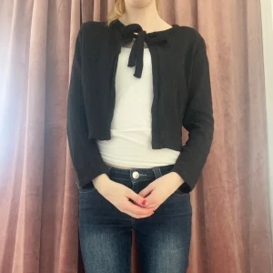 Svart kofta med knyt framtill - Säljer en svart kofta med lång ärm och knytband vid halsen