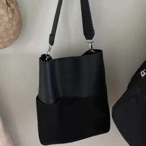 Väska  - Väska från Åhléns som är så fin! Men kommer inte till användning. Använd fåtal gånger. ❤️❤️