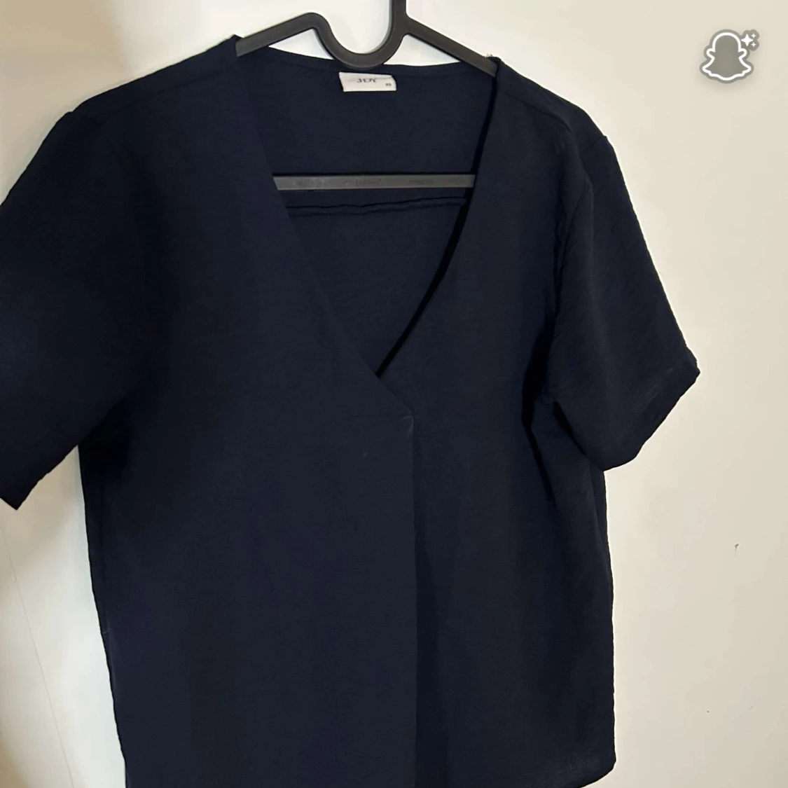 Mörkblå v-ringad topp från JDY