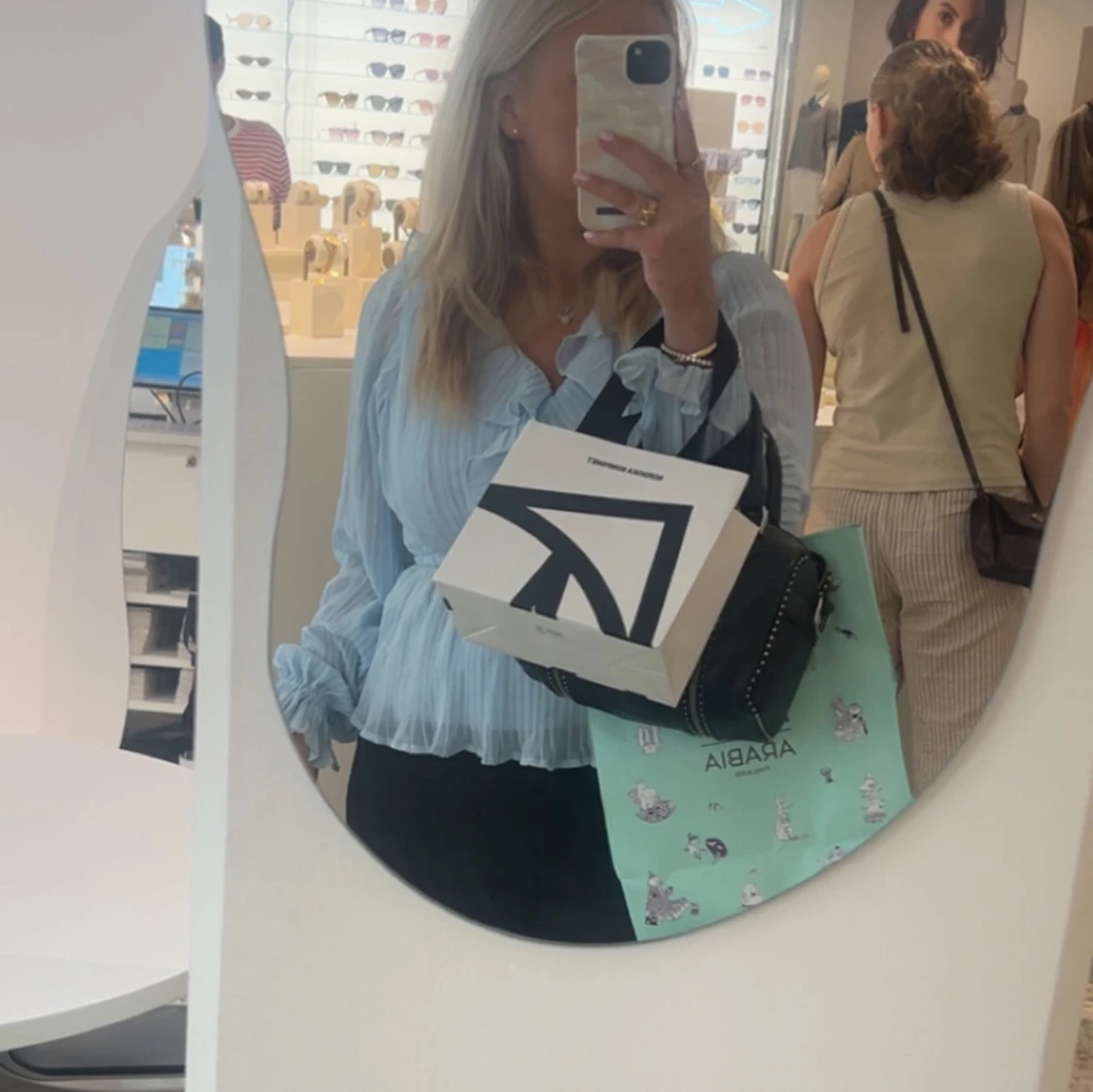 Ljusblå omlottblus med volang