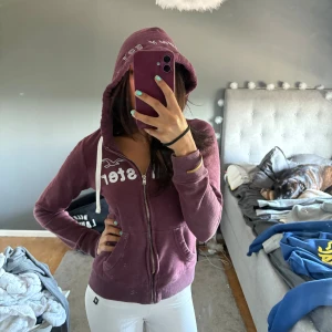 Mörklila hoodie från Hollister - hollister zip , väl använd , pris går att diskutera