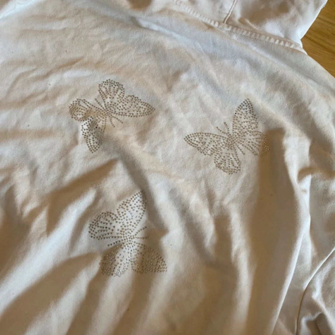 Vit hoodie med strassfjärilar - 3