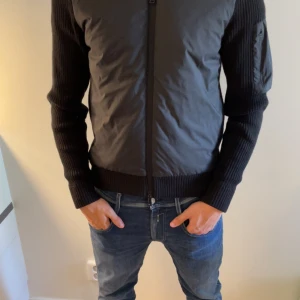 Jlindberg cardigan - Tjena, säljer dena feta cardiganen. Kvalité 10/10, Storlek  S men passar M✨vid frågor hör gärna av dig, priset är ej hugget i sten👏🏼.         