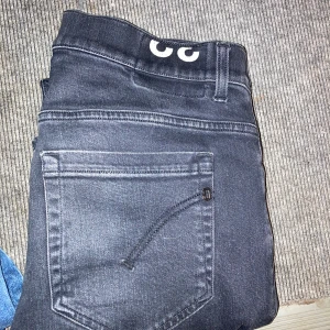 Dondup jeans  - Ett par skit sköna dondup George jeans som är mycket eftertraktade, dessa är i jätte bra skick och nästan nytt. Storleken är 32 på dessa jeans ocj sitter som de borde🙌🙌 hör av er vid frågor eller funderingar 👍👍