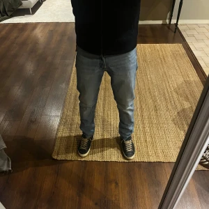 Jack & Jones jeans - Jeansen har en snygg rak passform och är riktigt sköna att ha på sig under en skoldag eller vad som helst| nypris ca 799kr| storlek W27 L30.