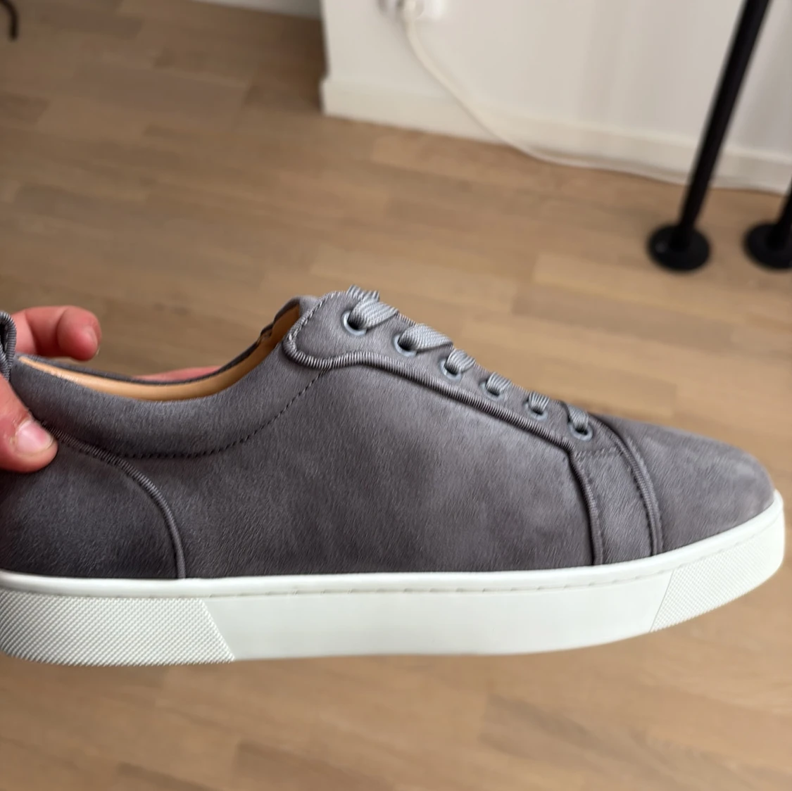 Grå mockasneakers från Louboutin