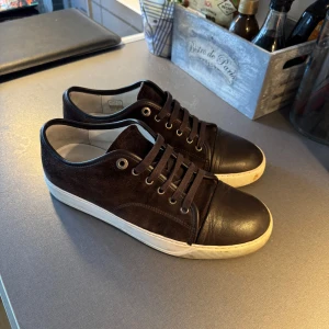 Lanvin skor - Snygga bruna sneakers från Lanvin. Sparsamt använda. Har inte kvar box eller dustbags men kvitto från Mytheresa finns. Bra skick. Size 7 (storlek 41) men passar oxå 42. 