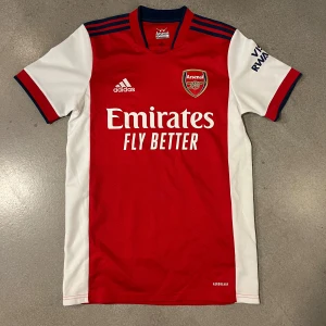 Arsenal fotbollströja  - Köpt från adidas officiella sida för några år sen men inte kommit till användning en enda gång. Ingen på ryggen. Köp sker via ”köp nu” funktionen :) 