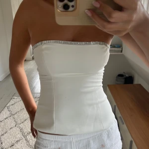 Zara topp - Superfin fest topp som inte passar längre, lite nopprig men inget man tänker super mycket på❤️ glittret som bara var fast limmat har jag själv sytt fast då de trillade av men inget som syns utanpå!❤️