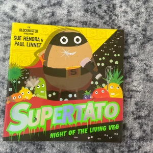 Supertato: Night of the Living Veg - Följ Supertato och hans vänner på ett spännande och roligt äventyr i mataffären! Färgglada illustrationer, knasiga grönsaker och mystiska händelser gör denna bok till ett måste för dig som gillar humor och action. Perfekt för unga som vill ha en lättläst och underhållande berättelse.texten är på engelska. 