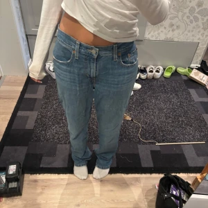 Levi's Low Pro Straight jeans blå - Säljer en par Levis jeans som är nästan helt oanvända💘 skriv om ni är frågor eller vill ha fler bilder💘