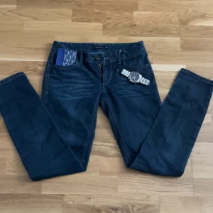 Mörkblå jeansbyxor i rak modell - Snygga mörkblå jeansbyxor med klassisk femficksdesign och raka ben. Jeansen har en normal passform och är tillverkade i slitstarkt denimtyg av bomull. Perfekta för dig som gillar en enkel och stilren look.