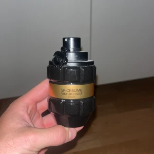 Spicebomb Extreme - Spicebomb Extreme från Viktor & Rolf i en cool, svart och guldfärgad flaska formad som en handgranat. Parfymflaskan har en robust design med detaljerad struktur och en metallisk etikett. Perfekt för dig som gillar kryddiga och intensiva dofter. Även är parfymen i princip helt full, max använt 5 ml, därav dammig då den inte kommit till användning, köpt i vintras