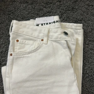 Vita straight jeans från bikbok - Snygga vita jeans från bikbok! Ganska låg midja och lite vida ben, oanvända med prislappar kvar!☺️