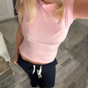 Ljusrosa tight topp från 157 - Supersöt ljusrosa topp från 157 med tight passform och ärmlös design i storlek S💝Toppen är endast använd 2 gånger!!