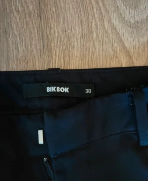 kostymbyxor från bikbok  - säljer mina favoriter kostym byxor för tyvärr är dom för korta för mig i benen eftersom de är ”short leg” i dessa 😇