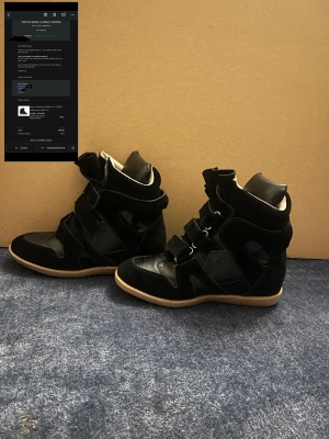 Isabel Marant svarta skor - Hejj 💗Säljer dessa fina Isabel Marant skor som är äkta (jag har äktahetsbevis) och jag endast använda ett fåtal gånger därav priset. Om du har frågor så tveka inte att höra av dig 💗💗