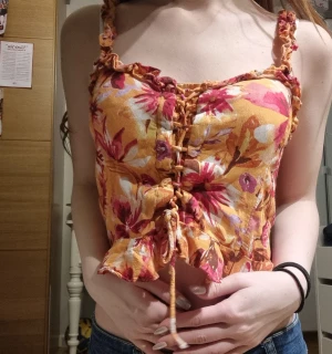 Tank top, croppat linne  - Säljer då det är lite stort💗