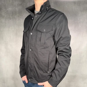 J.Lindeberg Bailey  - - J.Lindeberg Bailey — Storlek S — 9,5/10 - Bra skick utan skavanker — Inkluderat - Jacka — Retail 3200kr — Modellen är 180cm, 65kg