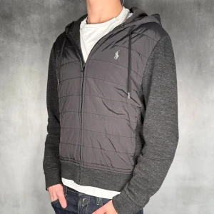 Ralph Lauren hybrid jacka - - Ralph Lauren cardigan — Storlek S — 9/10 - Bra skick utan skavanker — Inkluderat - Cardigan — Retail 2700kr — Modellen är 180cm, 65kg