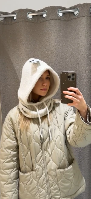 Balaclava - Ljusbeige stickad balaclava från GinaTricot som är använd en gång. Skriv för frågor eller fler bilder 💕Nypris 259, kan gå ner i pris vid snabb affär. 