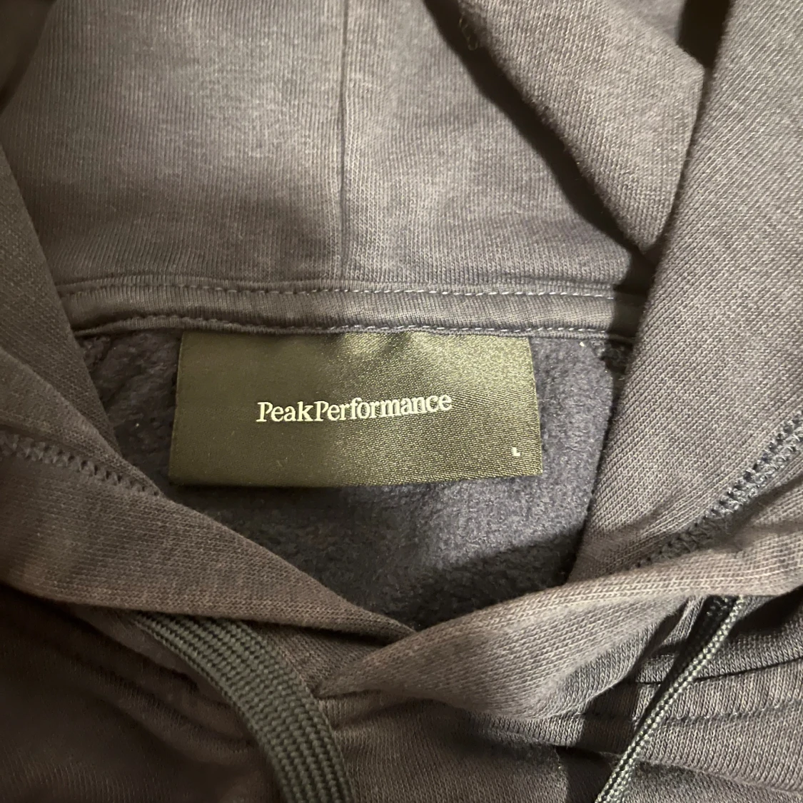 Mörkblå hoodie från Peak Performance - 4