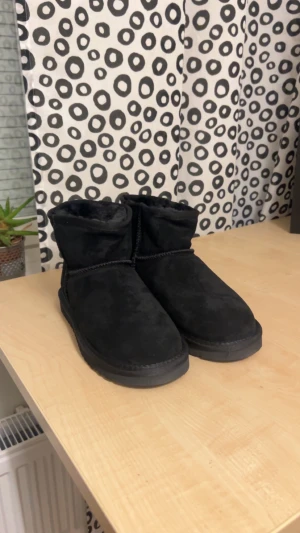Svart UGG Boots - Mycket bra kondition. Storlek 38. Erbjuda ett pris.