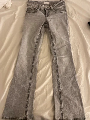 Grå bootcut jeans från Gina tricot  - Snygga grå jeans från Gina Tricot  i bootcut-modell med låg midja. 