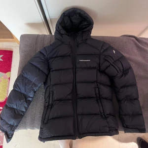  Peak Performance dunjacka - Marinblå dunjacka från Peak Performance. Hög duntäthet - perfekt vinterjacka. Den är lite figursydd. Storlek XS. Originalpris 3500 kr. Bra skick💗