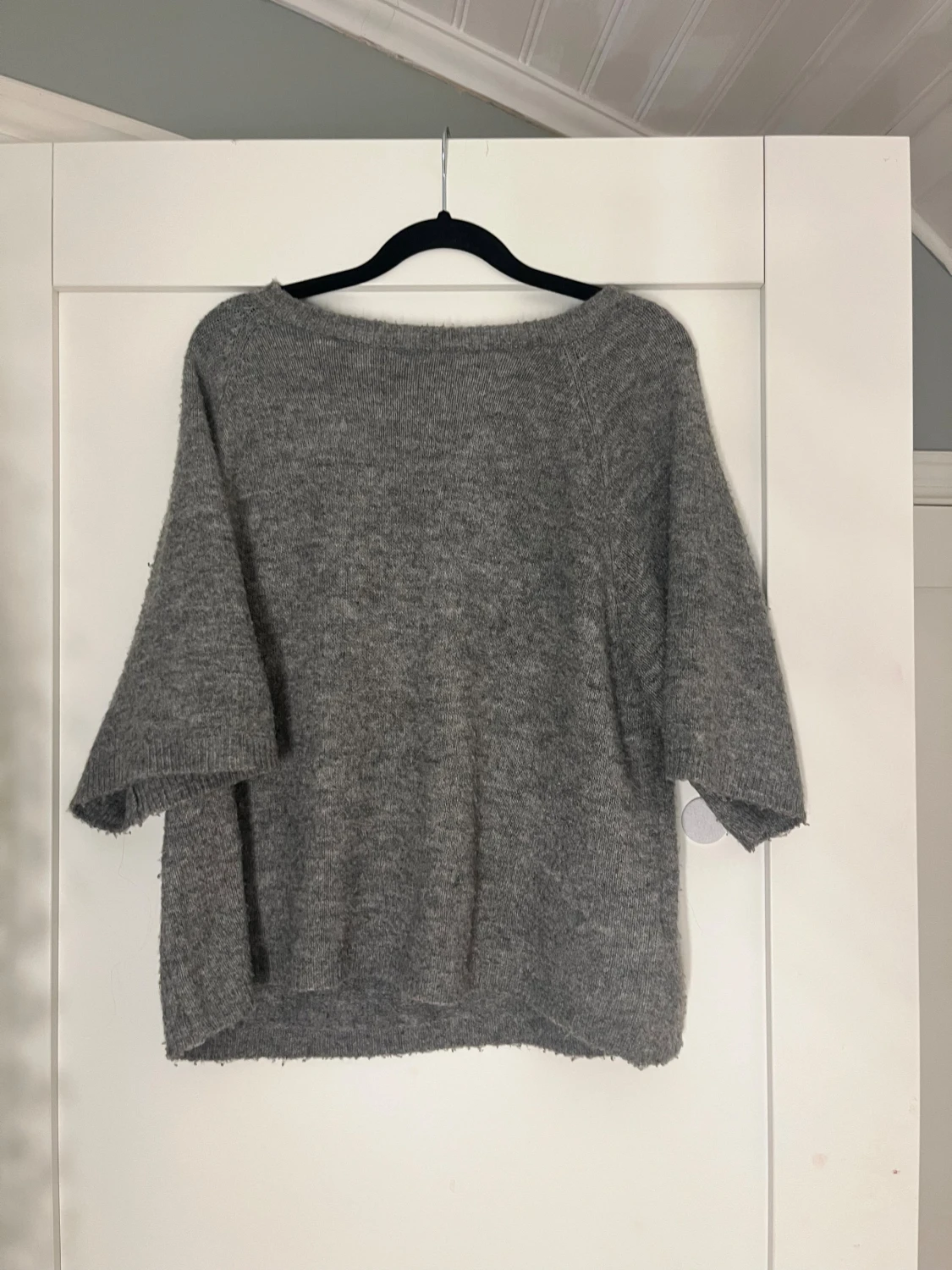 Grå stickad tröja med kort ärm