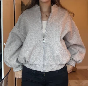 Beige bomba jacka Zara - Rosa/beige bomba jacka från Zara, säljer då den inte används🫶💕