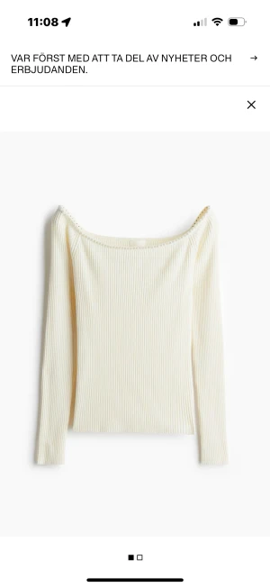 Ofshoulder topp med pärlor  - Fin topp från hm, med pärlor längst karmen! Nyskick storlek S! Ofwhite!