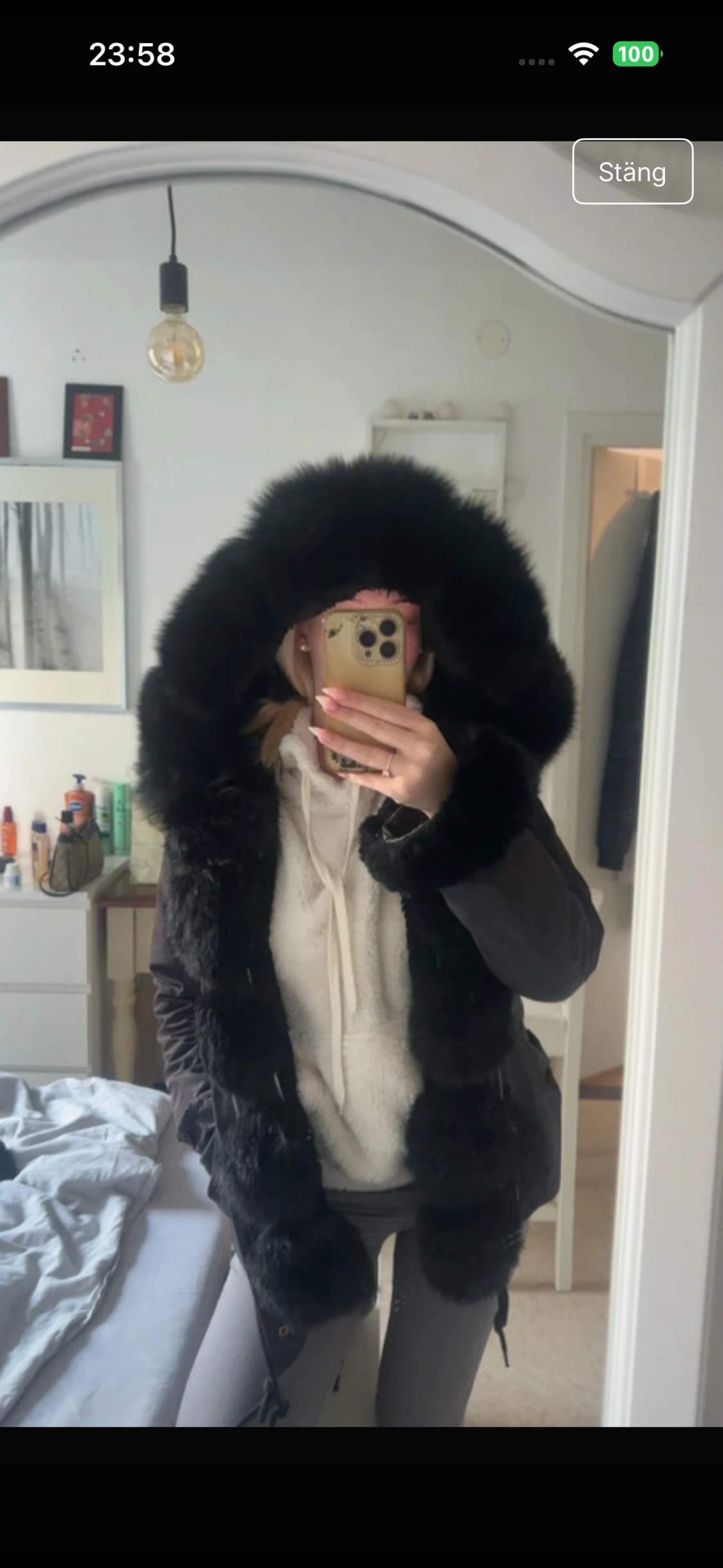 Svart pälsjacka med fluffig huva