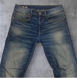 G-Star Raw  - Säljer dessa feta G-Star Raw jeansen, Modellen är 180 cm 63kg och de passar relativr bra, rekommenderar lite kortare